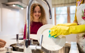 4 sposoby na szybkie i łatwe zmywanie naczyń