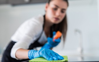 Dlaczego należy sprzątać w rękawicach ochronnych?