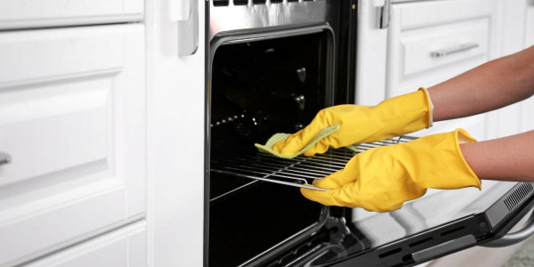 Jak szybko wyczyścić piekarnik domowymi metodami?