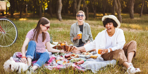 Piknik w plenerze? Nie zapomnij o odpowiednim wyposażeniu - zestaw naczyń piknikowych