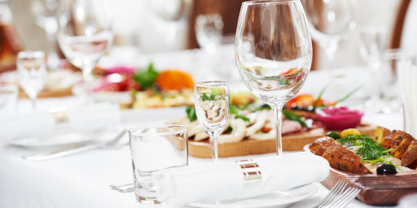 Prowadzisz małą gastronomię? Zestawy sztućców i opakowań jednorazowych to podstawa!