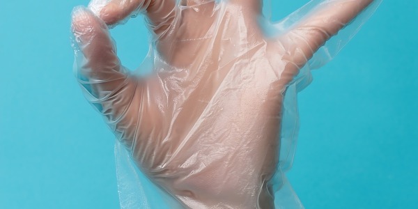 Nitrylowe, lateksowe, winylowe czy foliowe - czym różnią się te rękawiczki i jakie mają zastosowania?