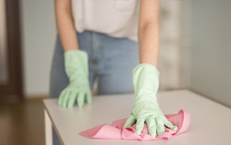 Jak skutecznie czyścić różne powierzchnie w mieszkaniu?
